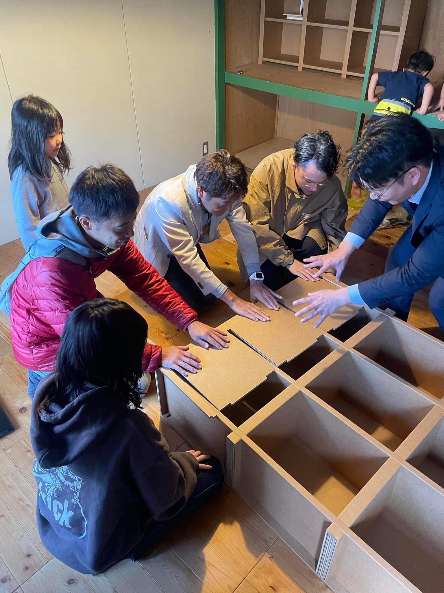 地域と共に作る！強化ダンボール製の特注本棚